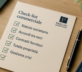 Avvocato diritto commerciale - Un foglio di lavoro visivo con elementi spuntati: “Statuto”, “Accordi soci”, “Contratti fornitori”, “Gestione crisi”. Accanto, una penna e il logo dello studio.